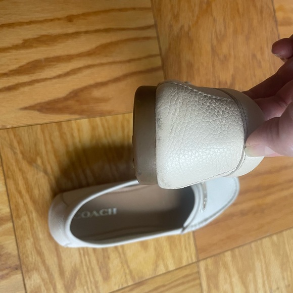 Coach moccasins in beige with gold tone detail - Picture 8 of 15